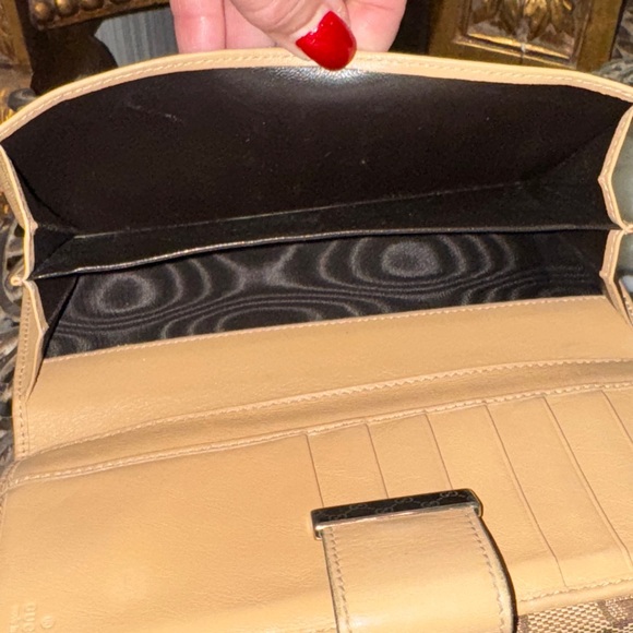 Gucci Beige Monogram Wallet - Picture 9 of 17